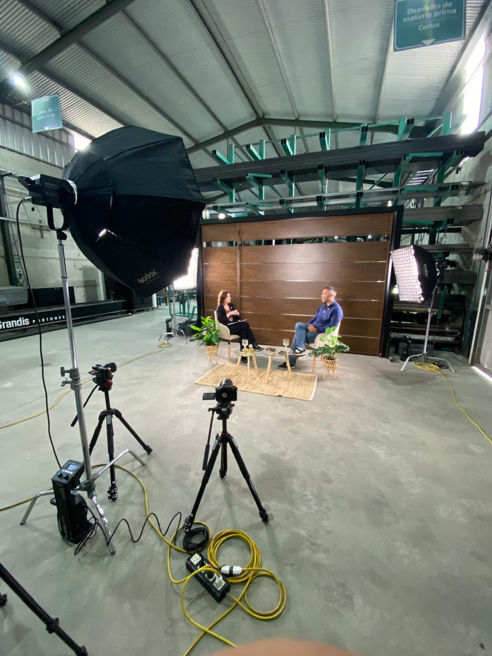 Producción audiovisual de Catorce Marketing en Córdoba: Grabación del ciclo de entrevistas para la empresa De Grandis Portones.